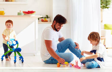 嬰幼兒嬰兒與步行去購物車時(shí)父親和孩子在一起玩游戲