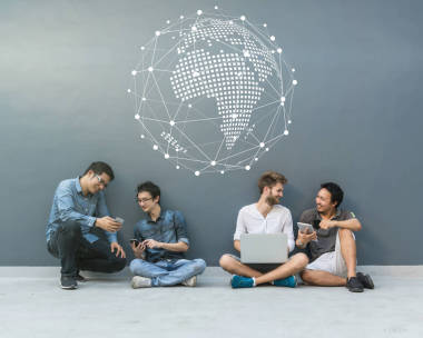 商務(wù)人士使用數(shù)碼設(shè)備