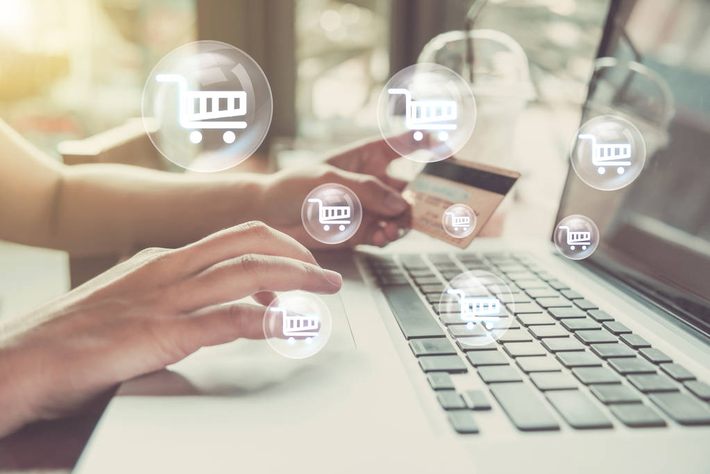 商务手拿信用卡和电脑