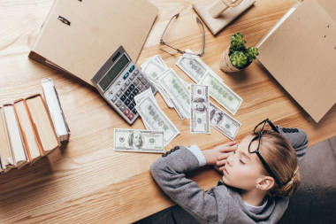 累了的孩子睡在工作場所照片