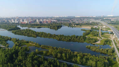 这条河上无人机的飞行。小岛屿的树木和灌木