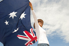 akubra 帽子和澳大利亚国旗的女人