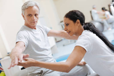 保持平衡的集中高級男性人圖片