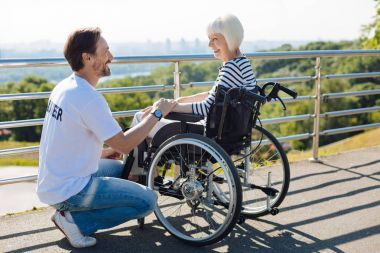 聰明的明亮人享受對方公司