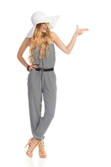 笑的女人指用兩個手指