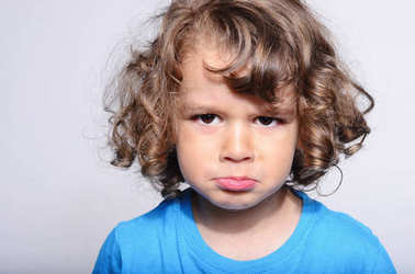 一個(gè)漂亮的傷心男孩的畫像。蹣跚學(xué)步感覺悲傷，因?yàn)樗械胶苁？蓯鄣哪泻ⅲ胁煌那楦?>
                    </a>
                    <div   id=