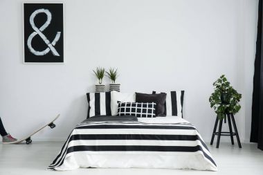 男人在简单的卧室中使用滑板图片