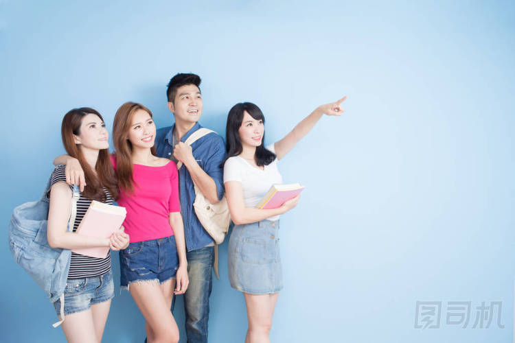 快樂(lè)的學(xué)生呈現(xiàn)出一些東西圖片