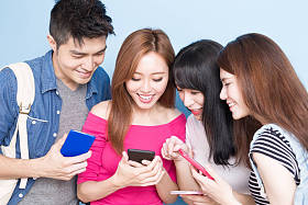 使用智能手机的学生图片