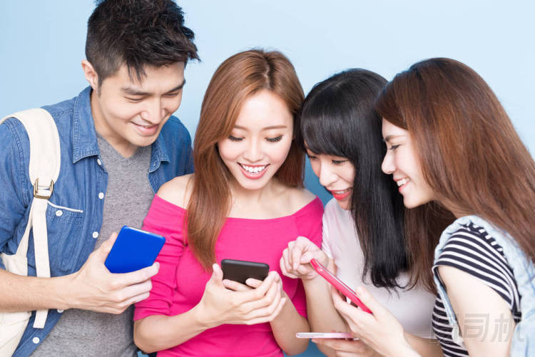 使用智能手機(jī)的學(xué)生圖片