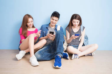 使用智能手机的学生