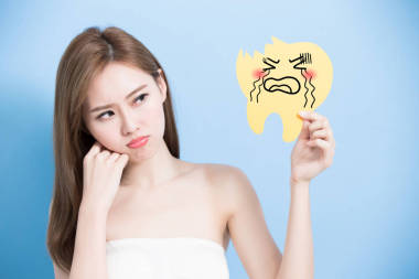 女人抱着牙广告牌 图片