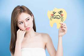 女人抱着牙广告牌 图片