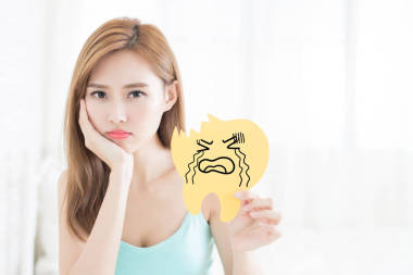 女人银证牙卡 图片