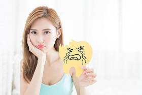 女人银证牙卡 图片