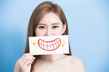 女人与齿广告牌 照片