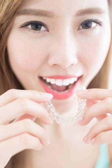 隱形牙套的女人圖片
