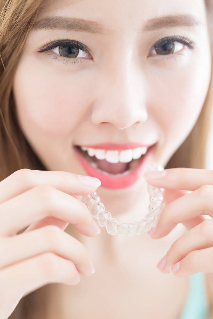 隐形牙套的女人图片