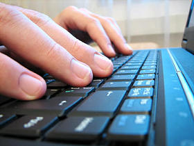 人类的手的电脑键盘