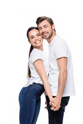 环抱的年轻夫妇