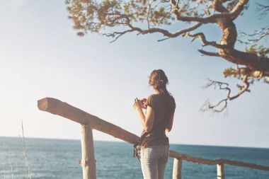 幸福的女人,在海滩上智能手机拍张照片 幸福的女人,在海滩上智能手机拍张照片