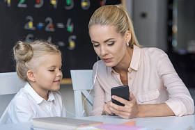 母亲和女儿使用智能手机图片