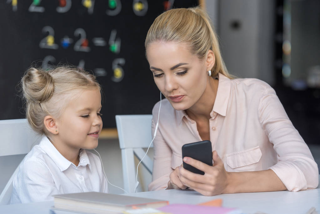 母亲和女儿使用智能手机图片
