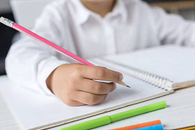 女学生做作业图片