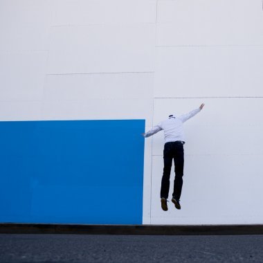 男子跳躍在墻附近圖片