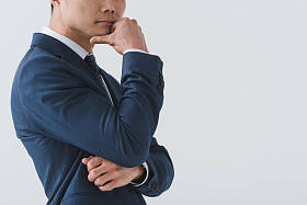 沉思的亚裔商人图片