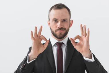 商人顯示 ok 標志照片