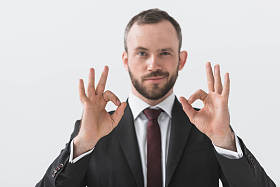 商人显示 ok 标志照片