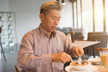 吃早飯的商人