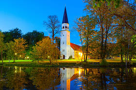 1225年圣贝特霍尔德路德教会建筑夜景。Sigulda、拉脱维