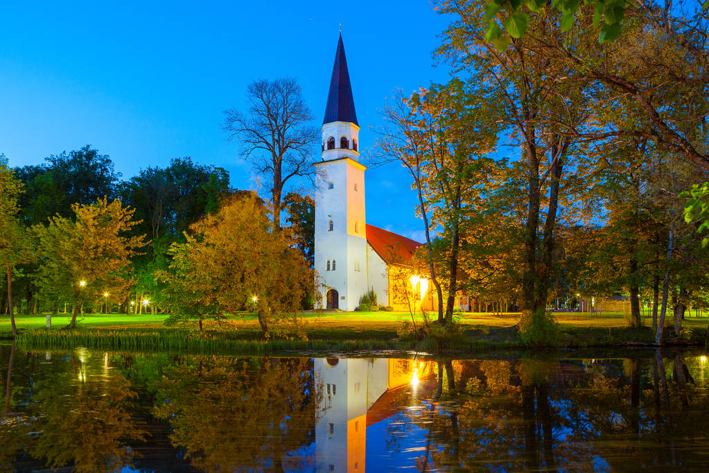 1225年圣贝特霍尔德路德教会建筑夜景。Sigulda、拉脱维 1225年圣贝特霍尔德路德教会建筑夜景。Sigulda、拉脱维