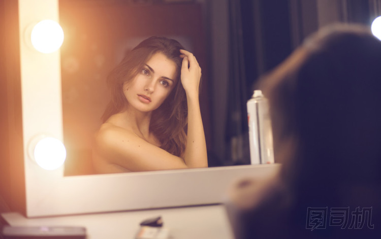 女人到的鏡子圖片