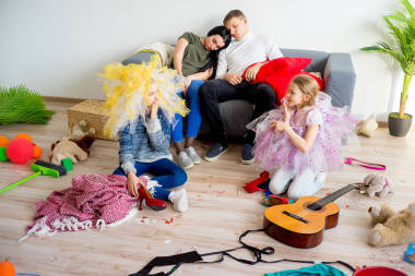 父母睡在中间的一片混乱照片