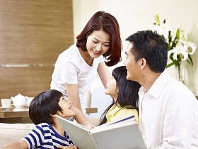 在家里读书的亚洲家庭幸福