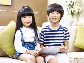 亚洲的两个孩子的画像