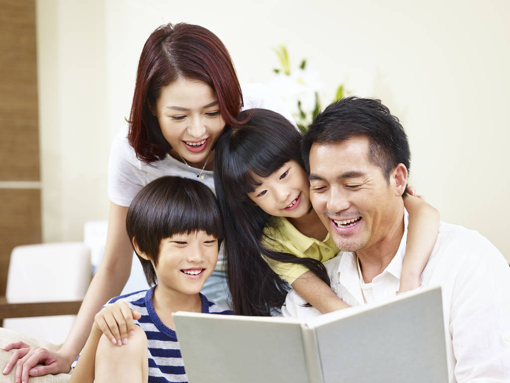 在家里读书的亚洲家庭幸福 在家里读书的亚洲家庭幸福