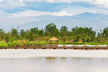 在湖山在后臺與少木亭