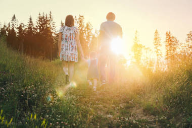 母親和父親女兒手牽著手，走過山