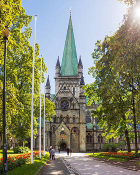德罗斯大教堂 (Nidarosdomen) 在阳光灿烂的夏天的一天。挪威特隆赫姆