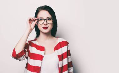 條紋的衣服的女人圖片