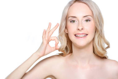 女人顯示 ok 標(biāo)志