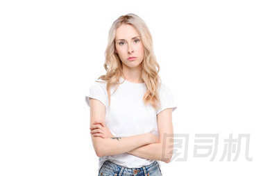 年輕女子手臂交叉