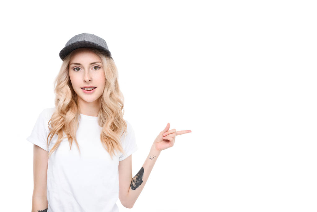 指着身边的年轻女子图片