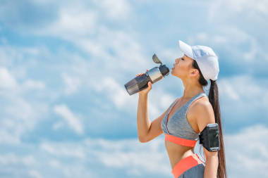 女運動員與運動水壺圖片