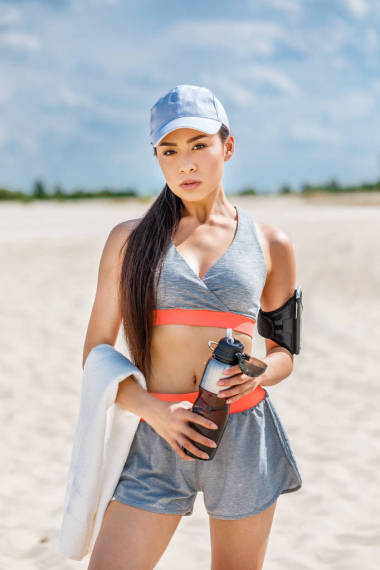 女运动员与运动水壶图片