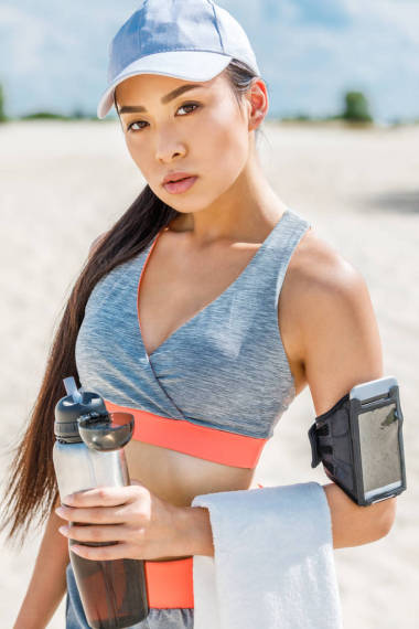 女運(yùn)動(dòng)員與運(yùn)動(dòng)水壺